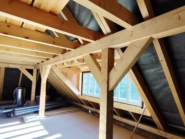 Geräumter Dachboden mit sichtbarem Holzdachstuhl