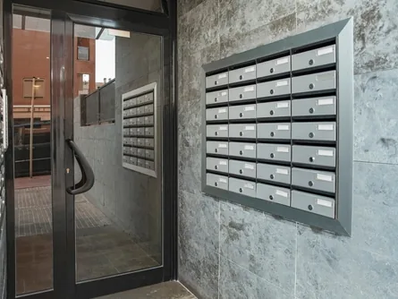 Eingangsbereich einer Wohnanlage mit Briefkastenanlage